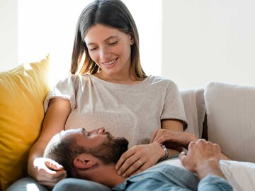 Mann liegt mit seinem Kopf auf dem Schoß seiner Freundin | © Getty Images/Westend61