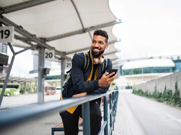 Junger Mann am Busbahnhof | © Getty Images/Halfpoint Images