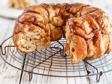 Seitlich aufgeschnittenes Monkey Bread | © Getty Images/StephanieFrey