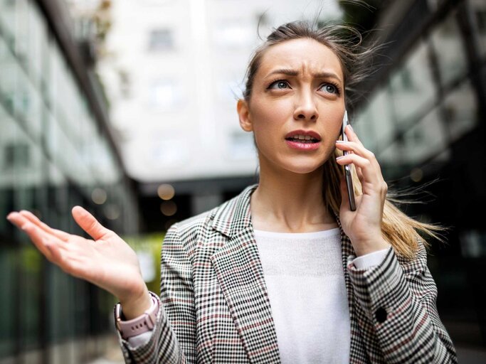 Junge Frau beschwert sich am Telefon. | © Getty Images/Zorica Nastasic