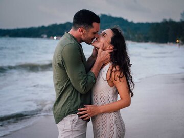 Junges Paar küsst sich am Strand | © Getty Images/Pyrosky