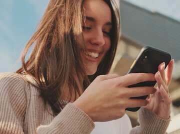 Frau mit einem Smartphone in der Hand | © Adobe Stock/Andrii Nekrasov