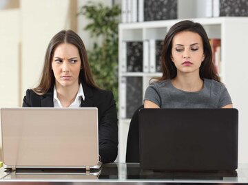 Zwei Frauen geben sich abwertende Blicke | © Getty Images/AntonioGuillem