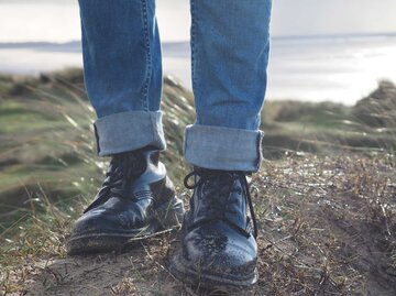 Verschmutzte Dr. Martens Boots in der Natur | © Getty Images/ Tom Ziessel