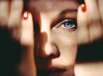 Nahaufnahme einer Frau mit blauen Augen | © Getty Images/Guido Mieth