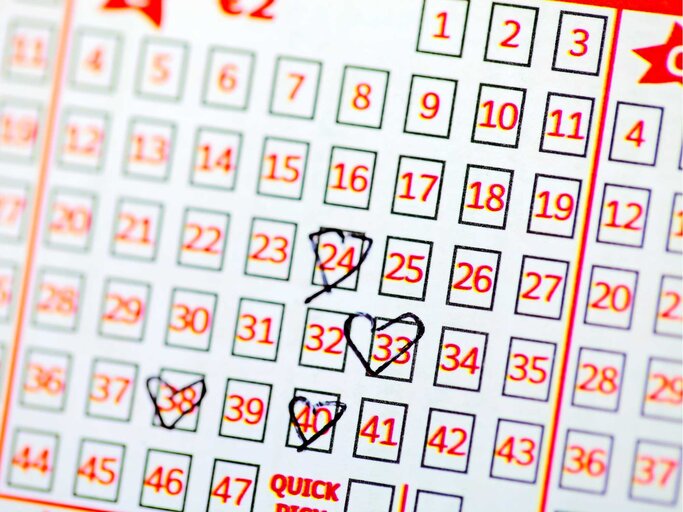 Lottoschein mit Herzchen statt Kreuzen | © Getty Images/mikroman6
