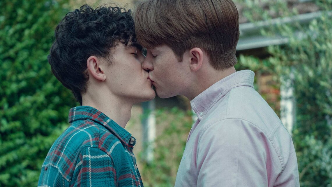 Zwei junge Männer (aus der Serie Heartstopper) küssen sich | © Netflix / Samuel Dore
