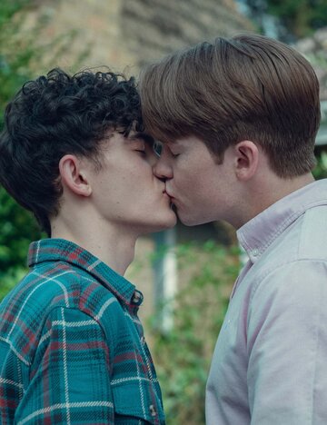 Zwei junge Männer (aus der Serie Heartstopper) küssen sich | © Netflix / Samuel Dore