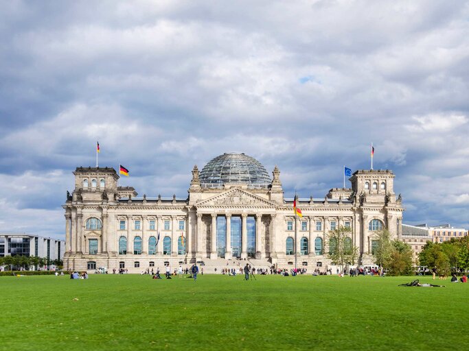 Das deutsche Reichstagsgebäude frontal fotografiert | © Adobe Stock/laranik