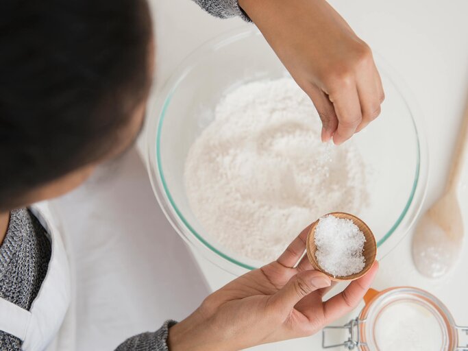 Frau würzt mit Salz | © Getty Images/JGI/Jamie Grill