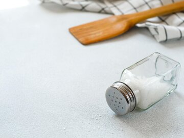 Salzstreuer liegt umgekippt dar | © Getty Images/Aleksandr Zubkov