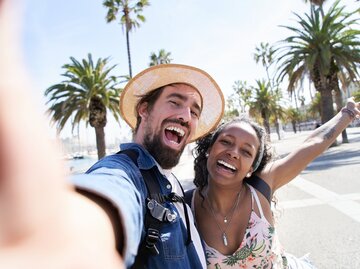 Paar macht im Urlaub Selfie  | © Getty Images/Carlos Barquero