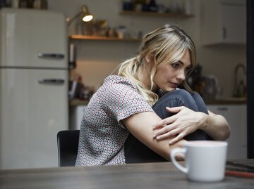 Frau sitzt nachdenklich in der Küche | © Getty Images/Westend61