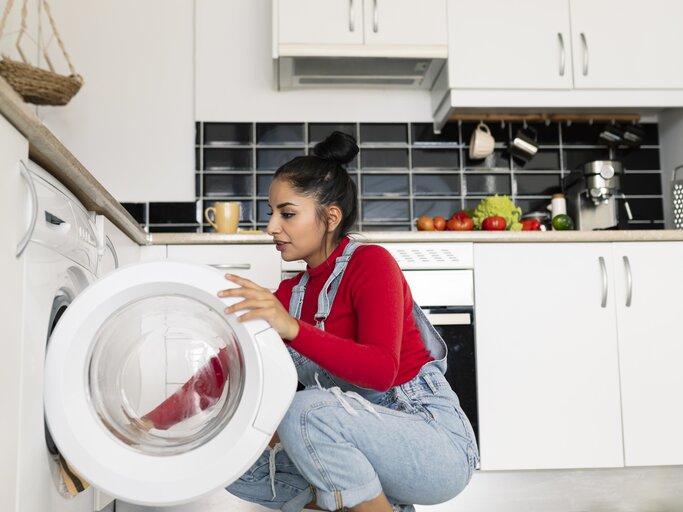Frau legt Wäsche in die Waschmaschine  | © Getty Images/jose carlos cerdeno martinez
