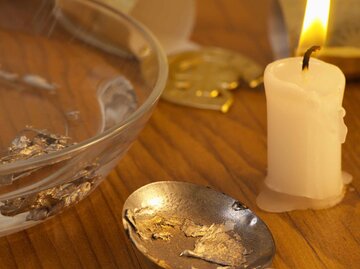 Set zum Bleigießen mit Kerze | © Getty Images/Image Source
