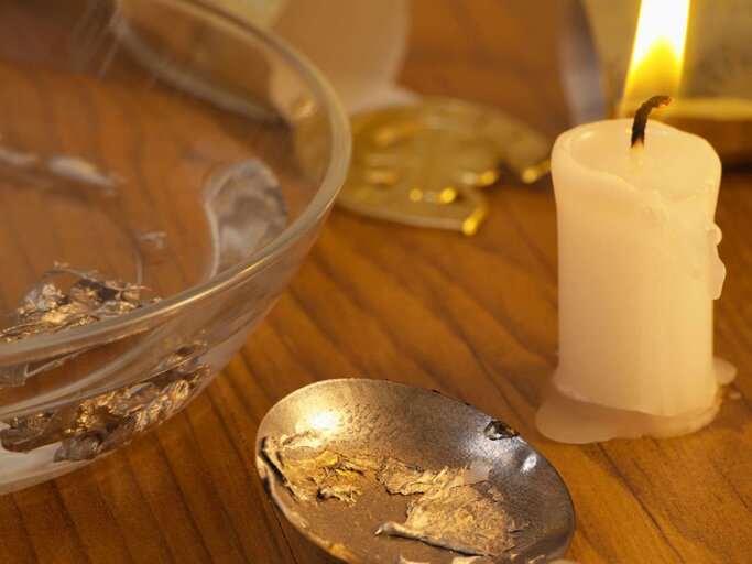 Set zum Bleigießen mit Kerze | © Getty Images/Image Source
