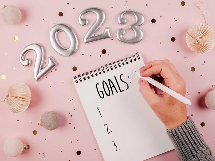 Frau schreibt ihre Ziele für das neue Jahr auf | © Getty Images/Alexandr Kolesnikov