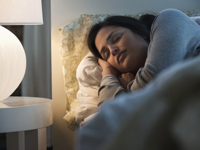 Schlafende Frau | © Getty Images/Jose Luis Pelaez Inc