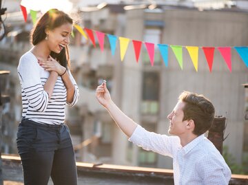 Frau bekommt Heiratsantrag | © Getty Images/Emilija Manevska