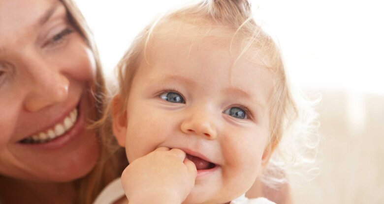 Aufnahme von lächelnder Mutter mit strahlendem Kind | © Getty Images/Juzant