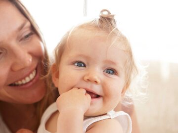 Aufnahme von lächelnder Mutter mit strahlendem Kind | © Getty Images/Juzant