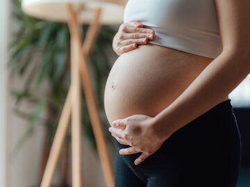 Aufnahme vom Bauch einer schwangeren Frau | © Getty Images/Oscar Wong