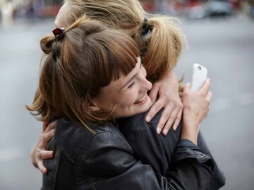 Zwei Freundinnen umarmen sich | © Getty Images/Oliver Rossi