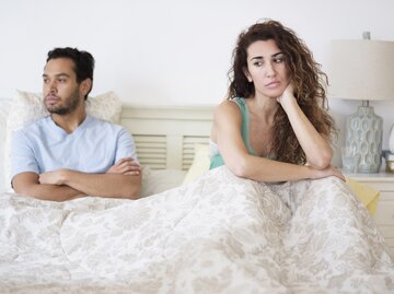 Mann und Frau liegen nach einem Streit zusammen im Bett | © Getty Images/JGI/Tom Grill