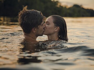 Paar küsst sich im See | © Getty Images/Westend61