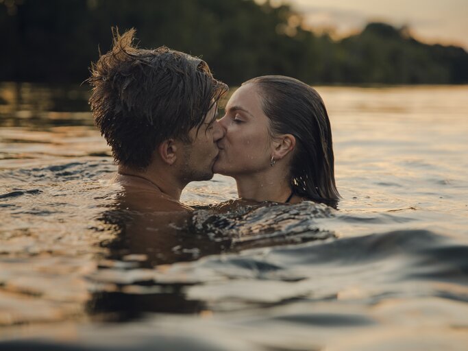 Paar küsst sich im See | © Getty Images/Westend61