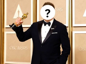 Brendan Fraser hält Oscar in der Hand. Sein Gesicht wird mit einem Fragezeichen überdeckt | © Getty Images/Mike Coppola