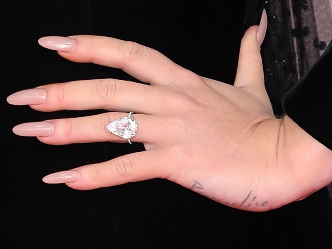 Adele mit Diamantring am Finger | © IMAGO / xDougxPetersx