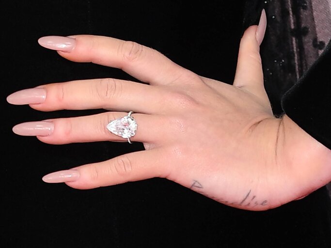 Adele mit Diamantring am Finger | © IMAGO / xDougxPetersx