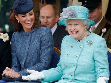 Die Queen und Herzogin Kate lachen | © Getty Images/WPA Pool