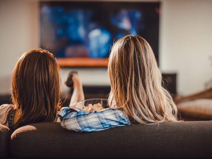 2 Frauen schauen TV | © Getty Images/skynesher