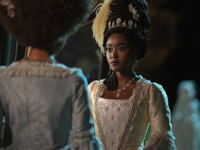 Arsema Thomas (r.) als Agatha Danbury. | © NICK WALL/Netflix