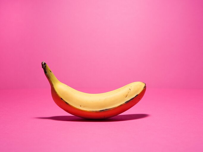Banane auf pinkfarbenem Hintergrund | © Getty Images/David Macias 