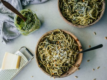 Pasta mit Pesto angerichtet auf Teller | © Getty Images/Westend61