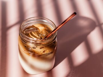 Eiskaffee auf rosa Untergrund | © Getty Images/Estee de Villiers