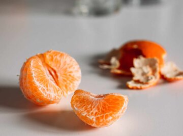 geschälte Mandarine auf weißem Untergrund | © Getty Images/Os Tartarouchos