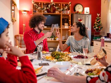 Familie beim veganen Weihnachtsessen | © Getty Images/SolStock