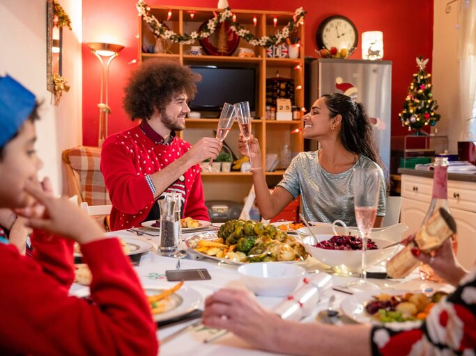 Familie beim veganen Weihnachtsessen | © Getty Images/SolStock