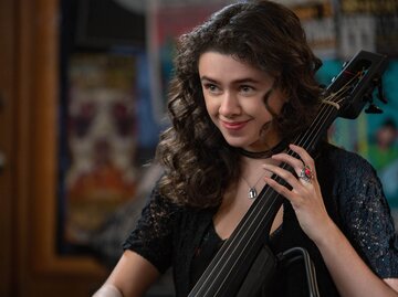 Isis Hainsworth als Emily in Metal Lords auf Netflix | © Netflix