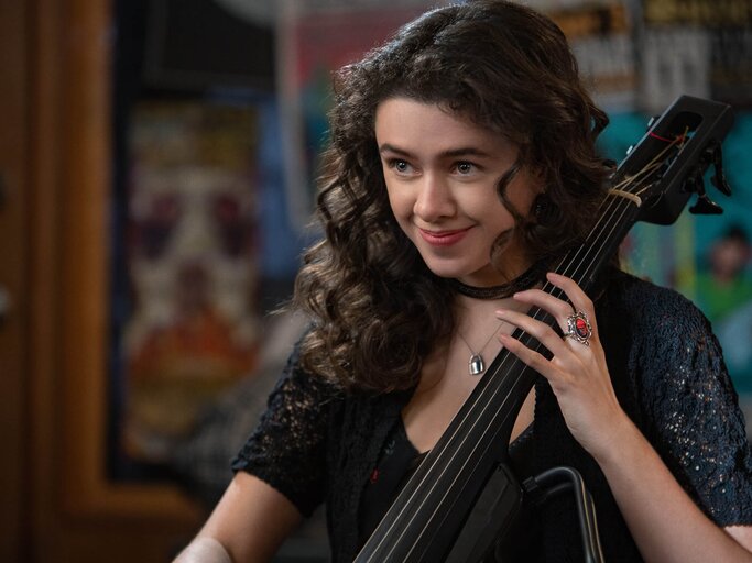 Isis Hainsworth als Emily in Metal Lords auf Netflix | © Netflix