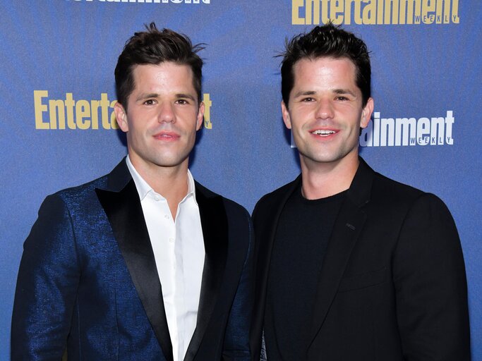 Max Carver und Charlie Carver spielten die Scavo-Zwillinge in "Desperate Housewives". Jetzt sind sie als Türsteher in "The Batman" zu sehen. | © Getty Images/Rodin Eckenroth 