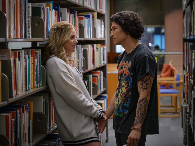 Lili Reinhart in "Look Both Ways" | © Netflix