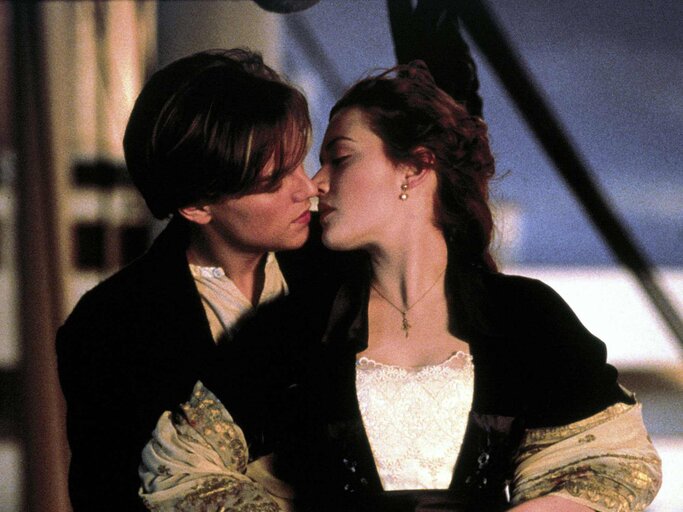 Jack und Rose aus Titanic küssen sich | © IMAGO / Everett Collection