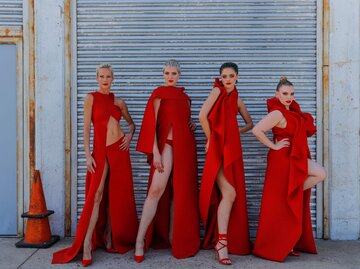 Kandidatinnen bei GNTM 2022 in roten Kleidern | © ProSieben/Richard Hübner