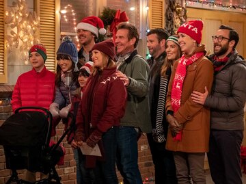 Alle Schauspieler der Serie "Merry Happy Whatever" stehen in einer Szene zusammen - Weihnachtszeit. | © ADAM ROSE/NETFLIX