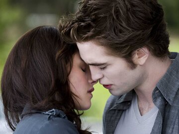 Bella und Edward aus Twilight küssen sich | © Imago/Cinema Publishers Collection